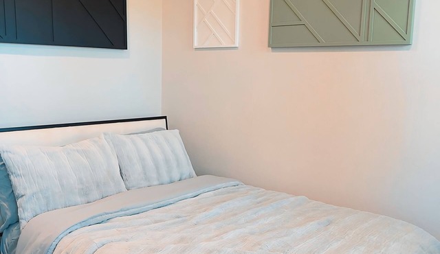 Private Cozy Room in a House 5mins to DT, Simi Valley View, Accessible to City!