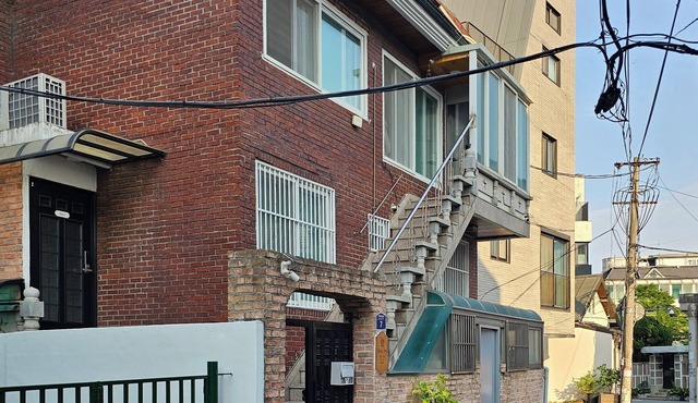 Private Family Unit in Seochon · Walk to Gyeongbokgung · Host On-Site