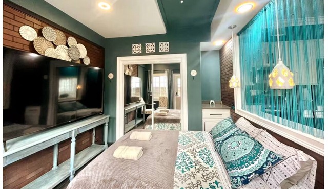 Private guest unit with separate entrance.