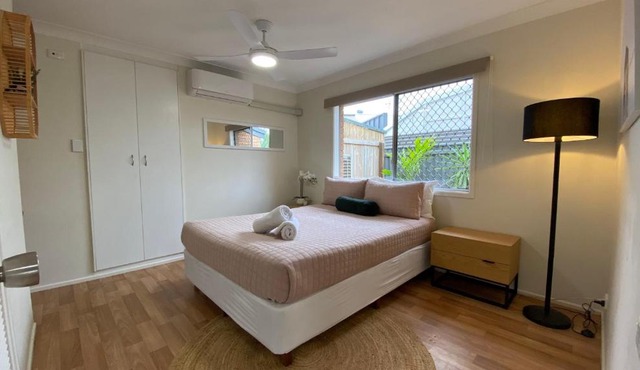 Private Guesthouse - Pet friendly - Walk to Beach