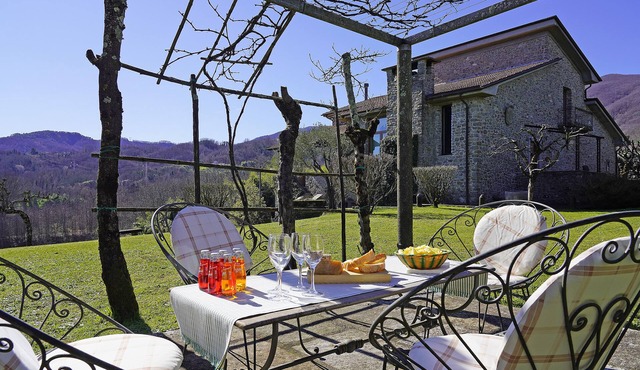 Private hamlet with large park and shared swimming pool nearby for 17 people
