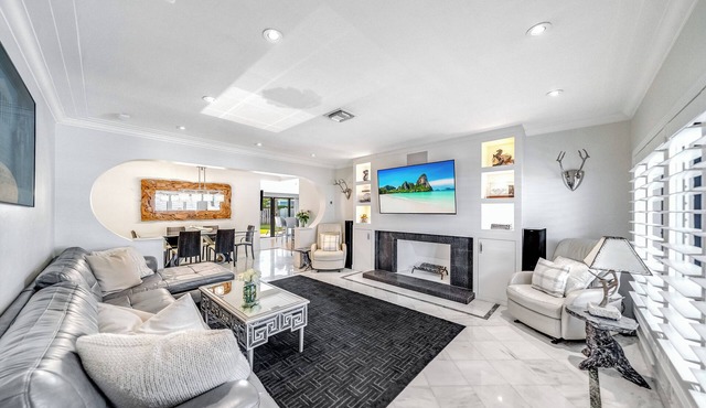 Private Home! Large Backyard+Close 2 Beach+ Shops!