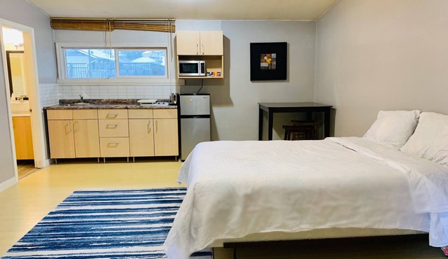 Private Suite at Coquitlam Center! 5 min walk to Skytrain & Mall