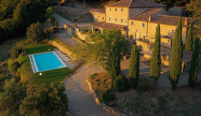 Private Tuscan farmhouse with infinity pool, panoramic view with 14 seats
