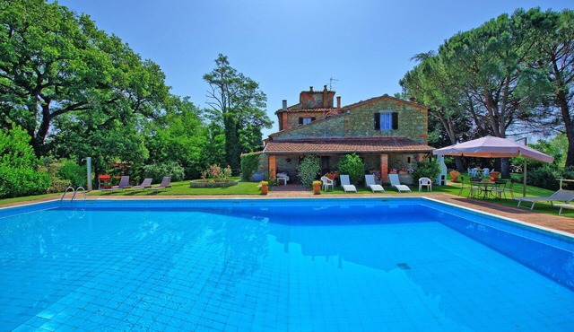 Private Villa with WIFI, private pool, TV, patio, pets allowed, panoramic view, close to Arezzo