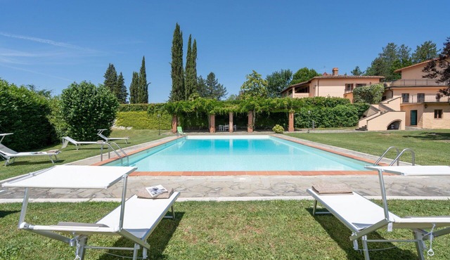 Private Villa with hot tub, private pool, sauna, WIFI, TV, patio, pets allowed, panoramic view