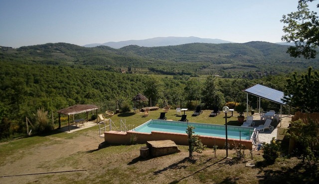 Private Villa with private pool, A/C, WIFI, TV, patio, pets allowed, panoramic view, close to Arezzo
