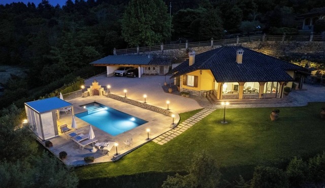 Private villa with pool, hot tub and garden in the Tuscan countryside