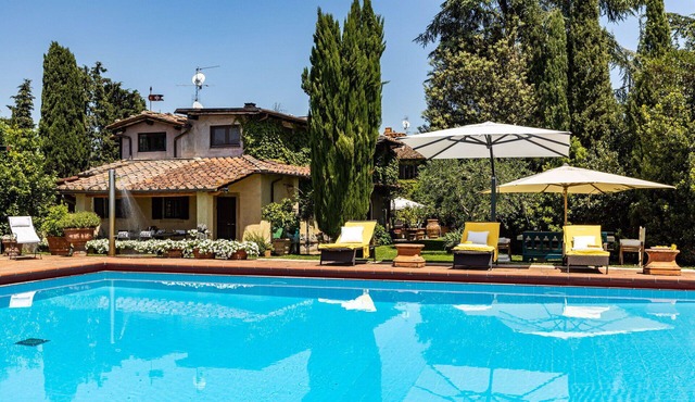 Private Villa with WIFI, hot tub, private pool, A/C, sauna, TV, patio, close to Greve In Chianti