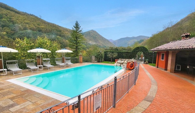 Private Villa with good size private pool, wonderful 2nd outdoor kitchen, WIFI