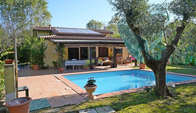 Private Villa with private pool, A/C, WIFI, TV, veranda, pets allowed, parking, close to La Spezia