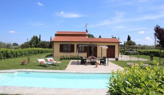 Private Villa with WIFI, private pool, A/C, TV, pets allowed, panoramic view, close to Cortona