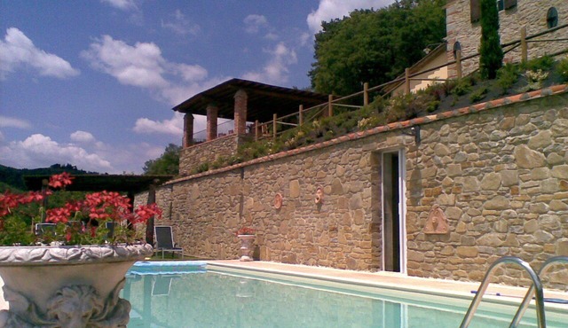 Private Villa with WIFI, A/C, private pool, hot tub, TV, patio, panoramic view, close to Arezzo