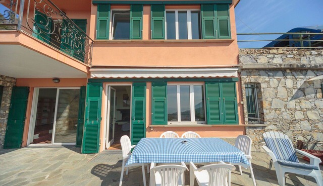 Private Villa with WIFI, hot tub, private pool, TV, patio, panoramic view, close to Portofino