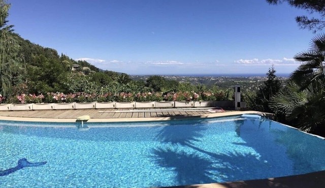 Provençal Villa with private heated pool and fantastic Sea & Montain views