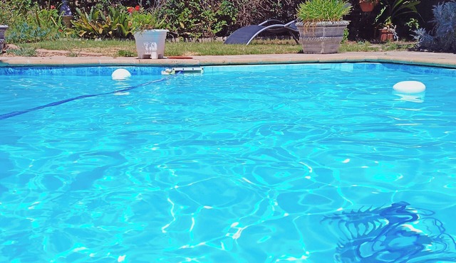 Quaint Cottage with tranquil garden and swimming pool . Near beach !