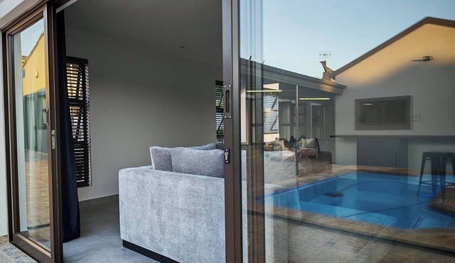 Queen Comfort Courtyard Room with Private Bathroom
