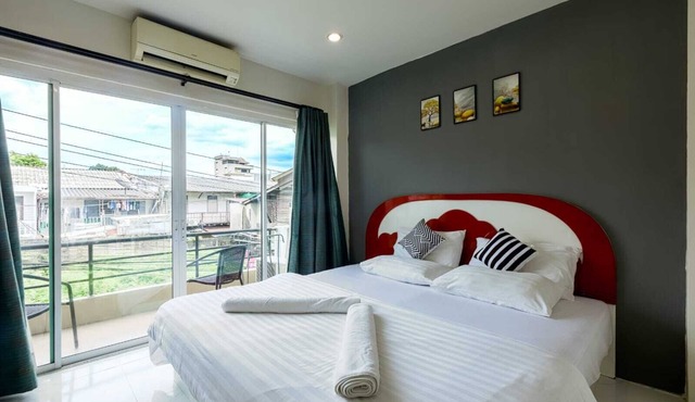 QUEEN ROOM 1-bedroom house with fitness room and AC in awesome Bangkok