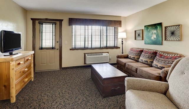 Queen Suite w/Full Kitchen, Patio & Free Breakfast | 4mi to Lake Onalaska