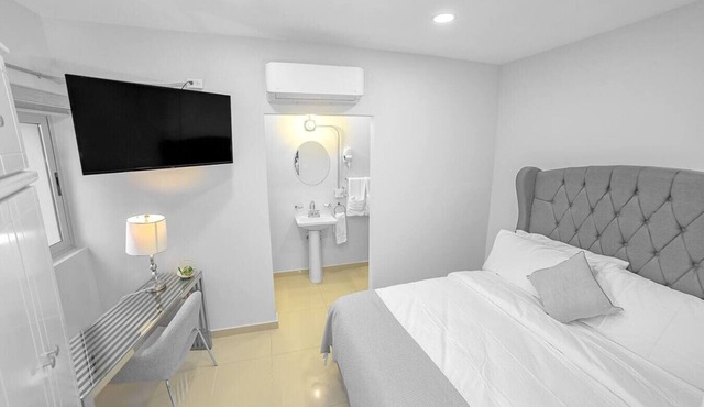 QueenBed+CouchBed Studio 10min walk to Border