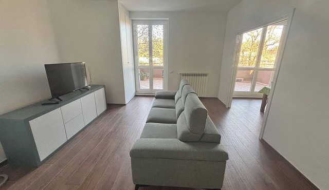 Quiet apartment in serviced area 10 minutes' drive from Milan.
