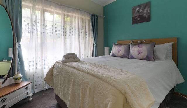 Quiet, bright & warm cottage near parks, shopping, nightlife and Zoo Lake!