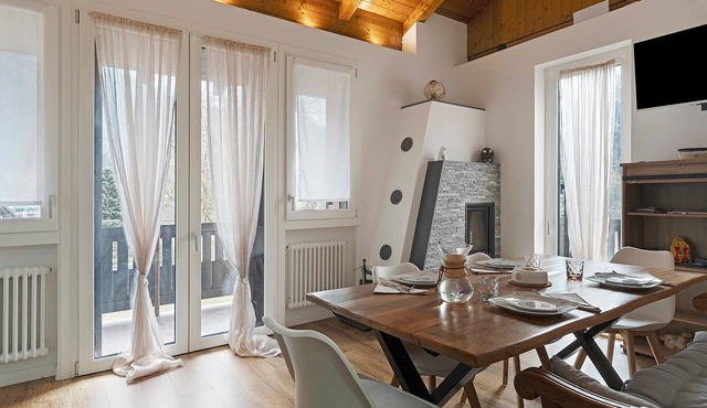 Railway Loft Dimaro: Spacious Retreat for Families and Groups up to 8 Guests