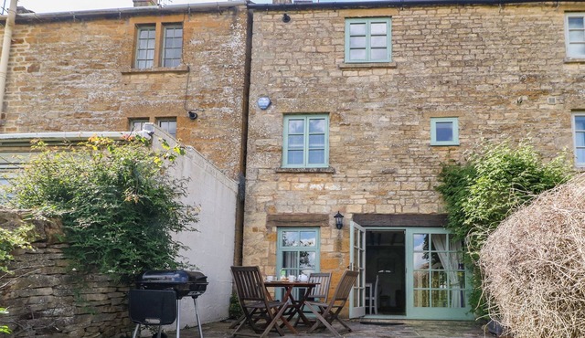 RED FAWN COTTAGE, pet friendly, character holiday cottage in Blockley