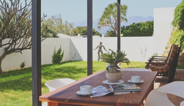 Red Rock Ocean View Villa - Captain's Apartment by Interhome