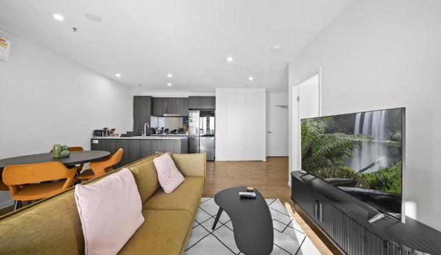 Refined 2-Bed With Luxurious Building Amenities