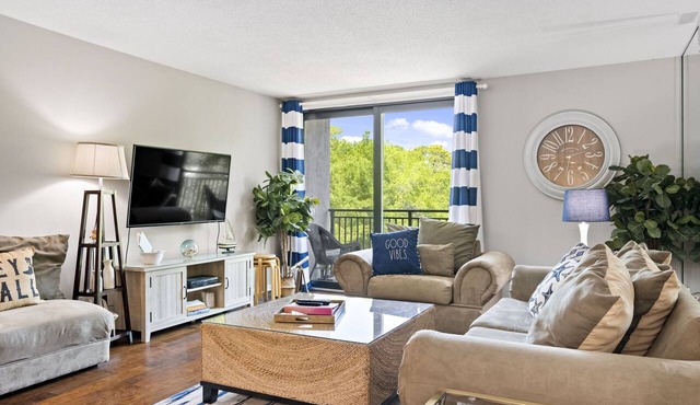 Relax By Pool: Harbour Town Resort Condo