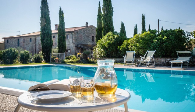 Relax in a traditional farmhouse between Pisa and Volterra, fabulous views of the hills