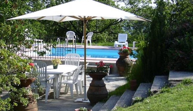 Relax in the greenery in a villa with swimming pool near Florence