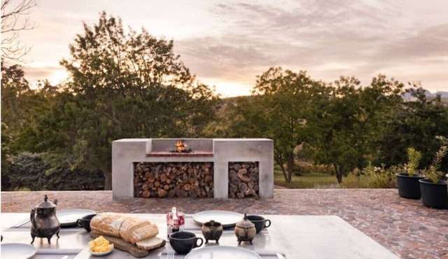 Relax with amazing views of vineyards & mountains in the heart of the Winelands!