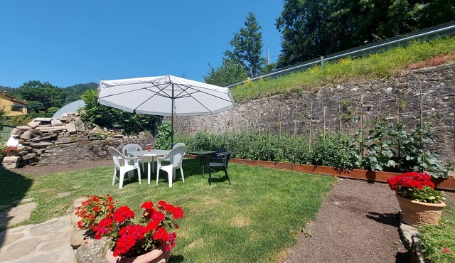 Relax yourself, private garden, comfortable flat, shared pool, Spa room (fee)