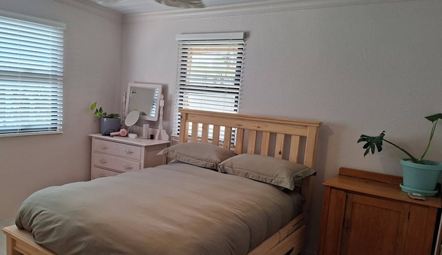 Relaxed 2-bedroom cottage with farm views