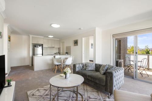 Relaxed 2BR 2BTH Apartment with Balcony & Parking