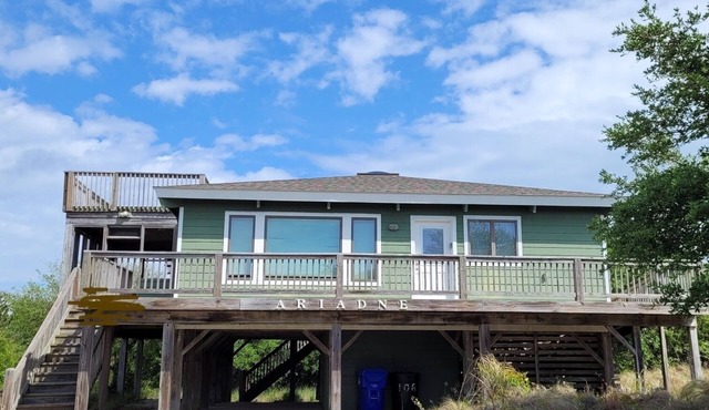 Relaxing Beach House with Panoramic Views and WiFi