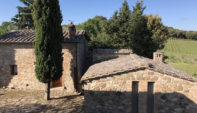Renovated fine detached villa with fireplace and air conditioning.