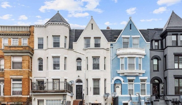 Renovated 2 bed/2 full bath with PRIVATE ENTRANCE, outdoor patio in central DC