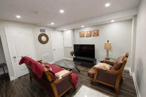 Renovated 3-Bedroom Orangeville Basement Suite with Private Entry - 10 Min Walk to Headwaters Hospital, 5 Mins to Mount Alverno - Ideal for Medical, Work & Group Stays!