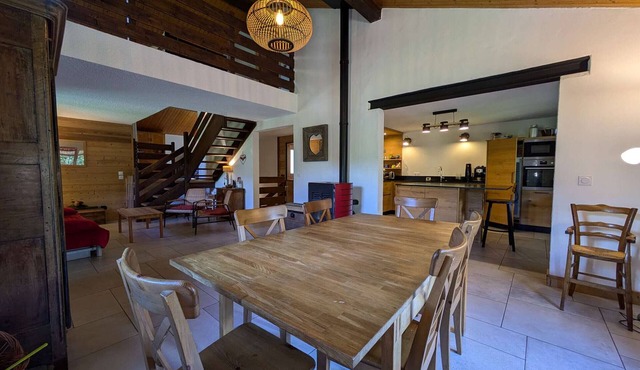 Renovated chalet 12 pers, 5 br, parking, stove, southwest