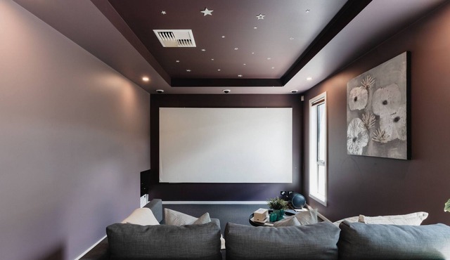 Restful Family Retreat with Theatre and Parking