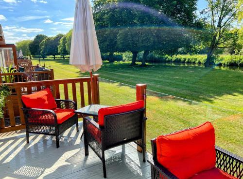 Riverbank Lodge