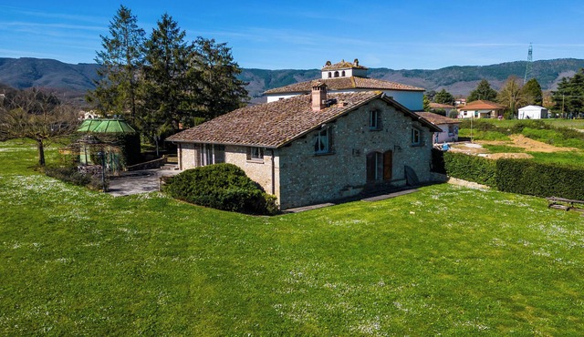 Romantic 2 bedroom Tuscan lake view villa with an Jacuzzi- 20 min.from Florence!
