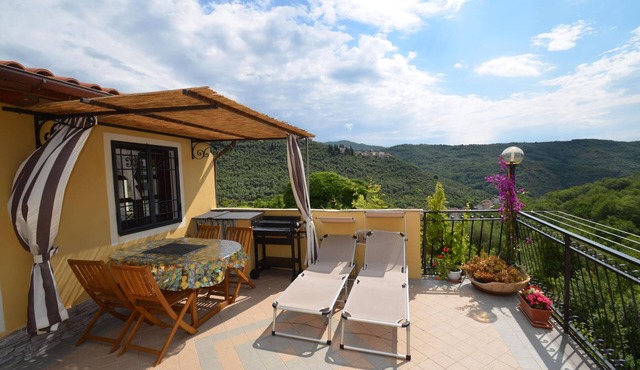 Romantic apartment with large terrace in panoramic position in the green