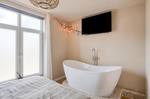 Romantic jacuzzi suite in the city center