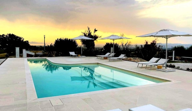Romantic suite with jacuzzi in manor house with pool and sea view