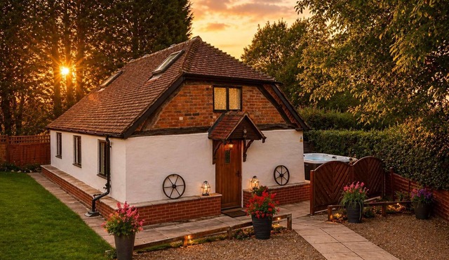 Romeo Cottage - Sleeps up to 4 - HOT TUB