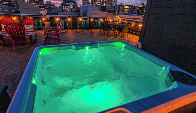 Rooftop Hot Tub - Walkable to bars - Best Location!